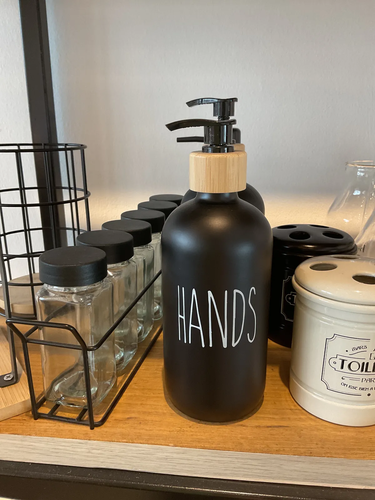 Dispenser Negro Hands