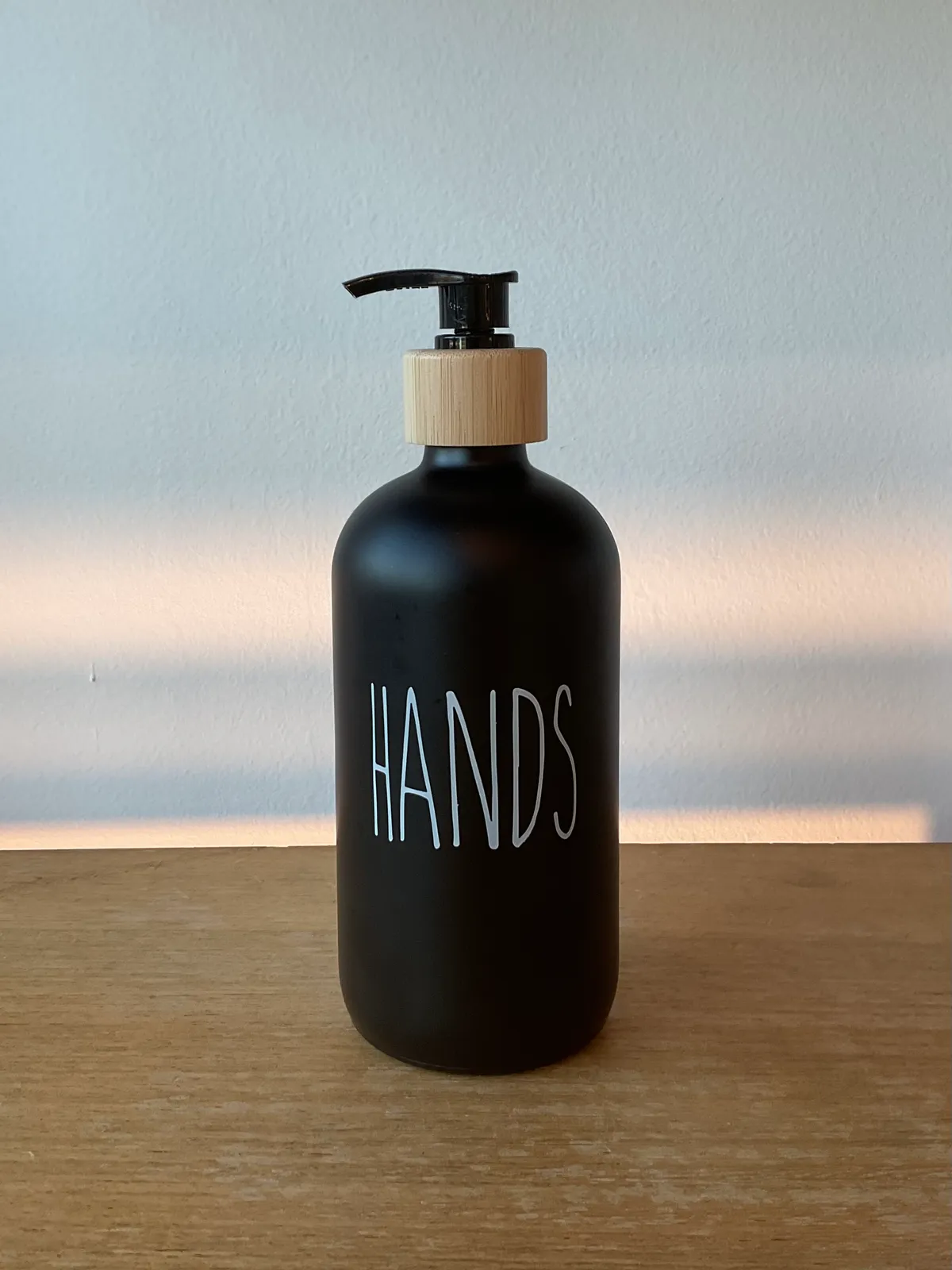Dispenser Negro Hands