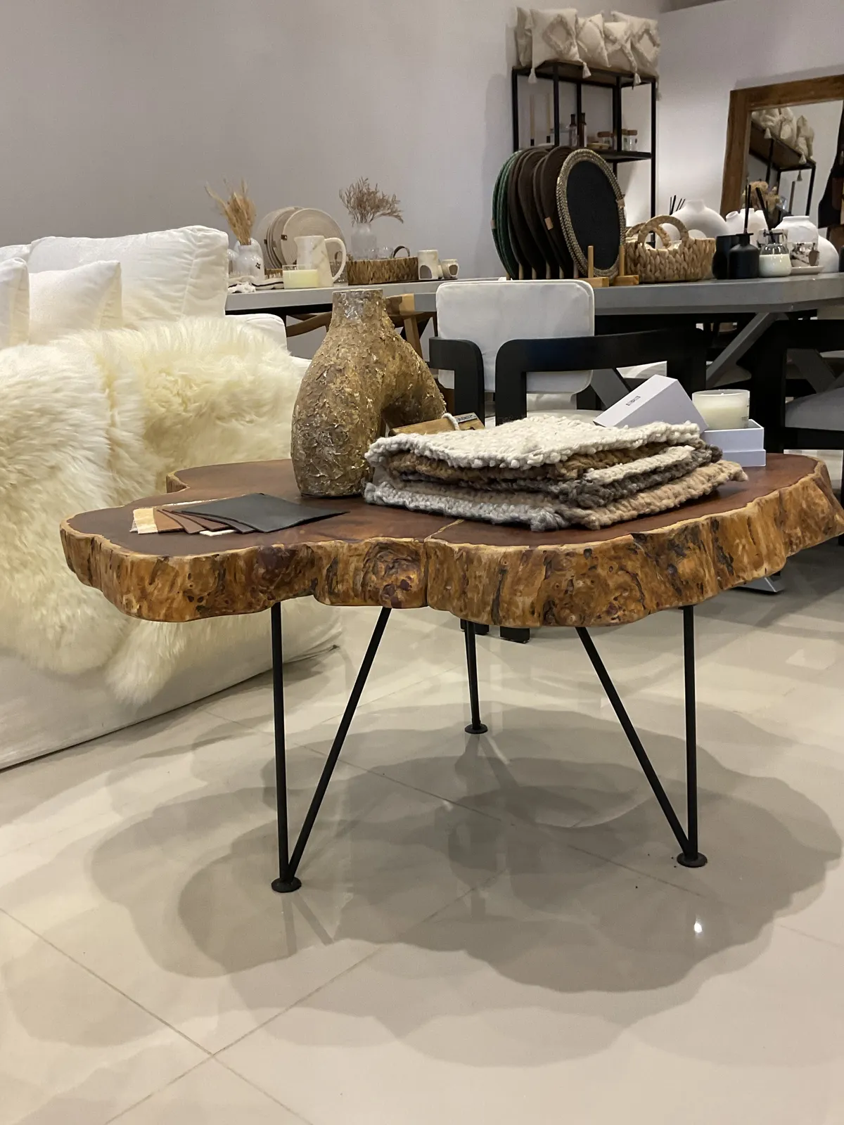 Mesa baja algarrobillo negro Ø0,95m c/patas hierro