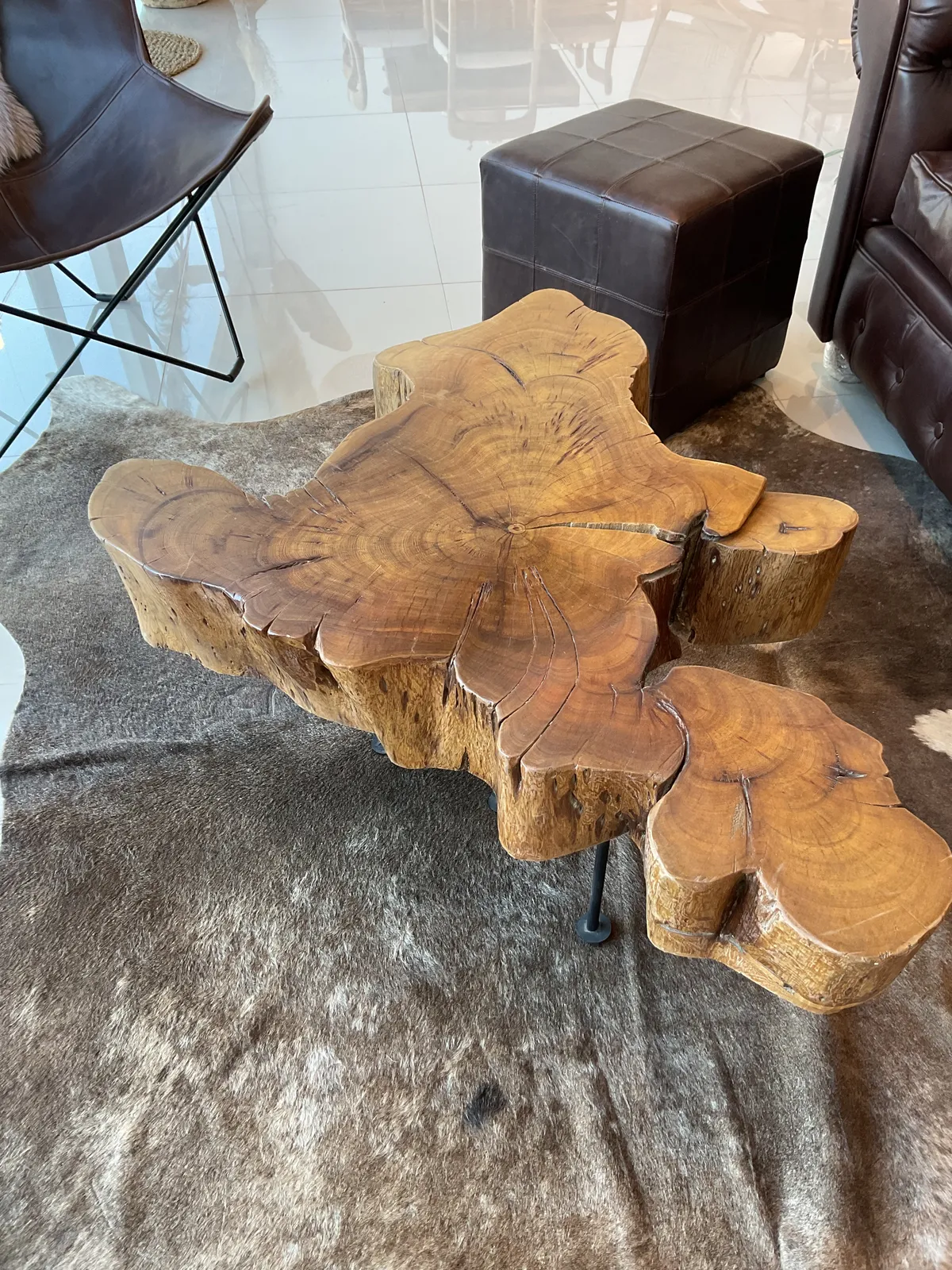 Mesa baja forma irregular patas de hierro