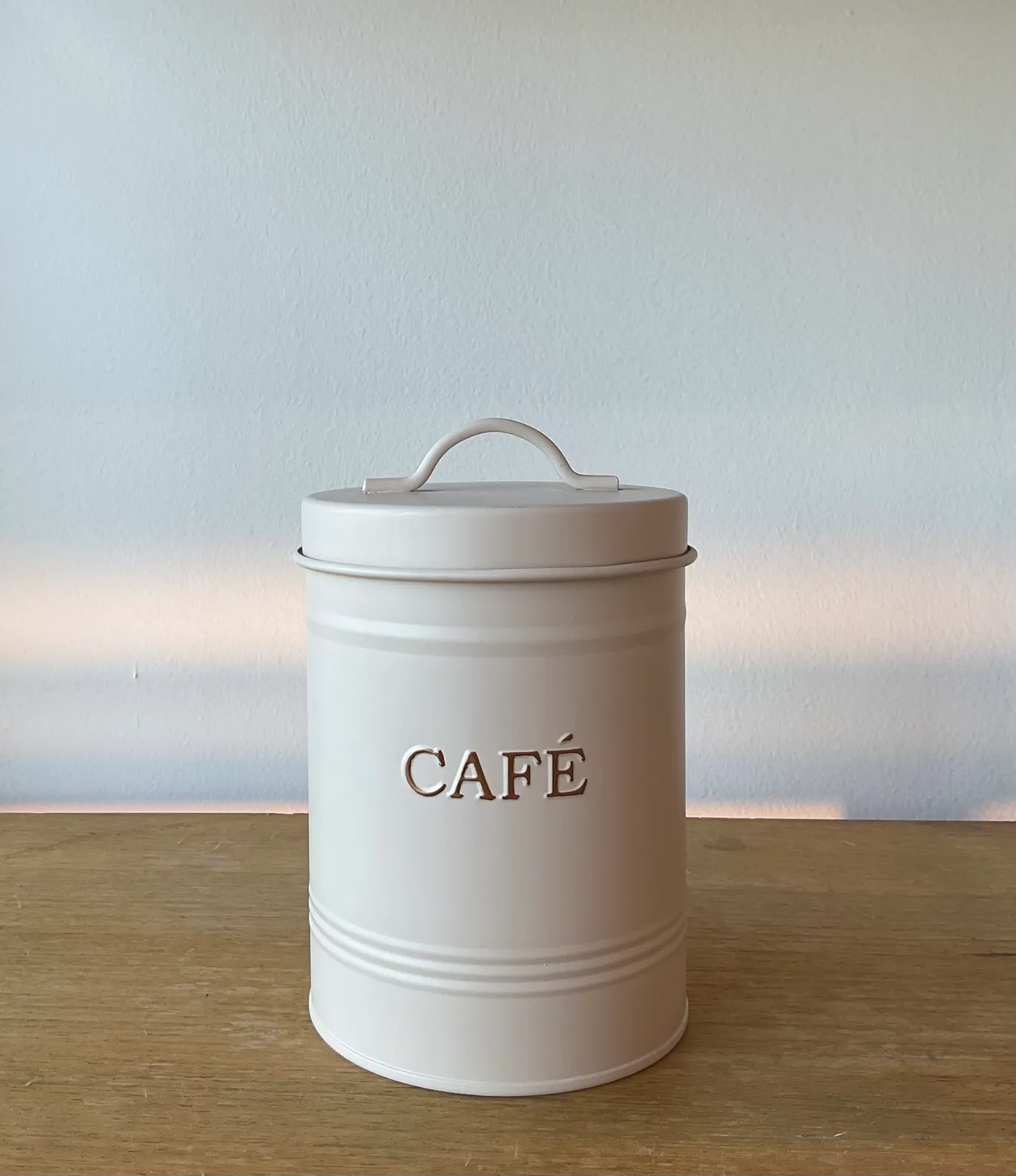 Lata Blanca Café